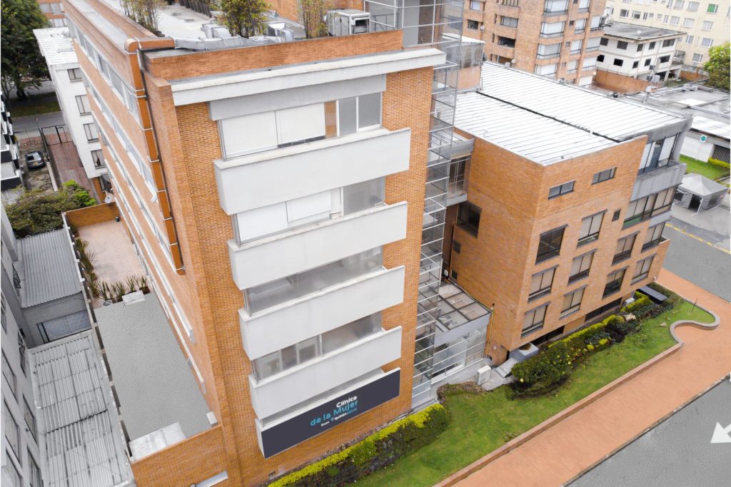 Vista aérea del edificio de la Clínica de la Mujer y su entorno.