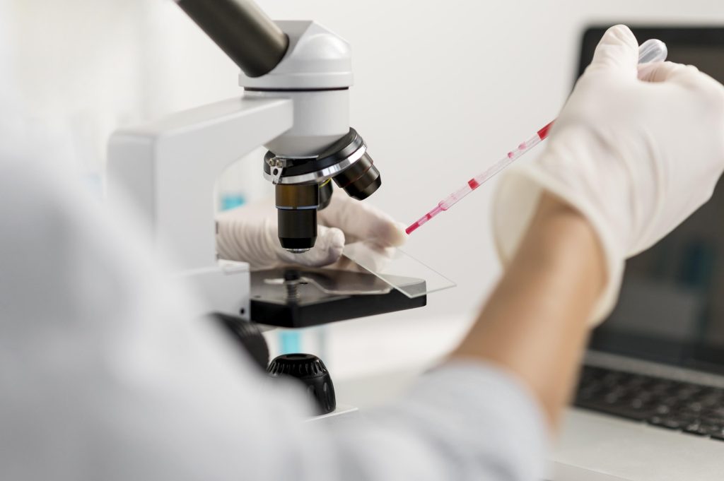 Análisis de muestras en un laboratorio clínico.