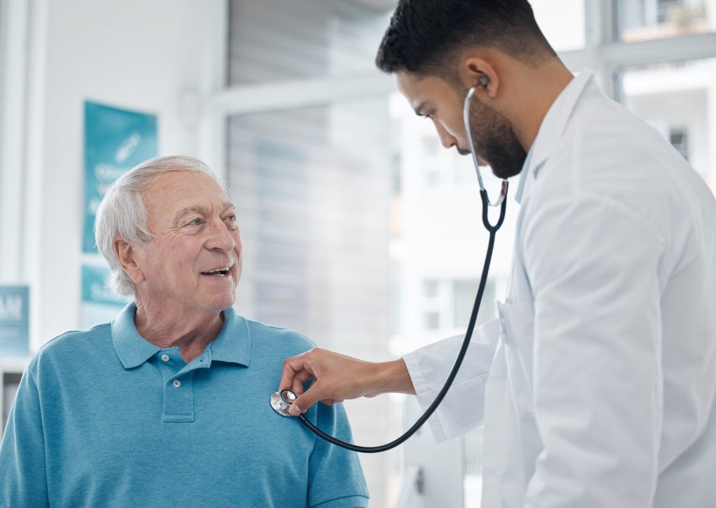 Profesional de salud valora la respiración de un paciente adulto.