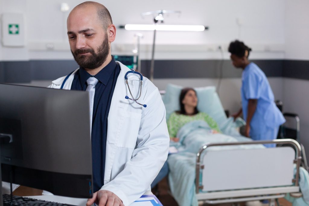 Equipo de salud en la atención de un paciente hospitalizado.