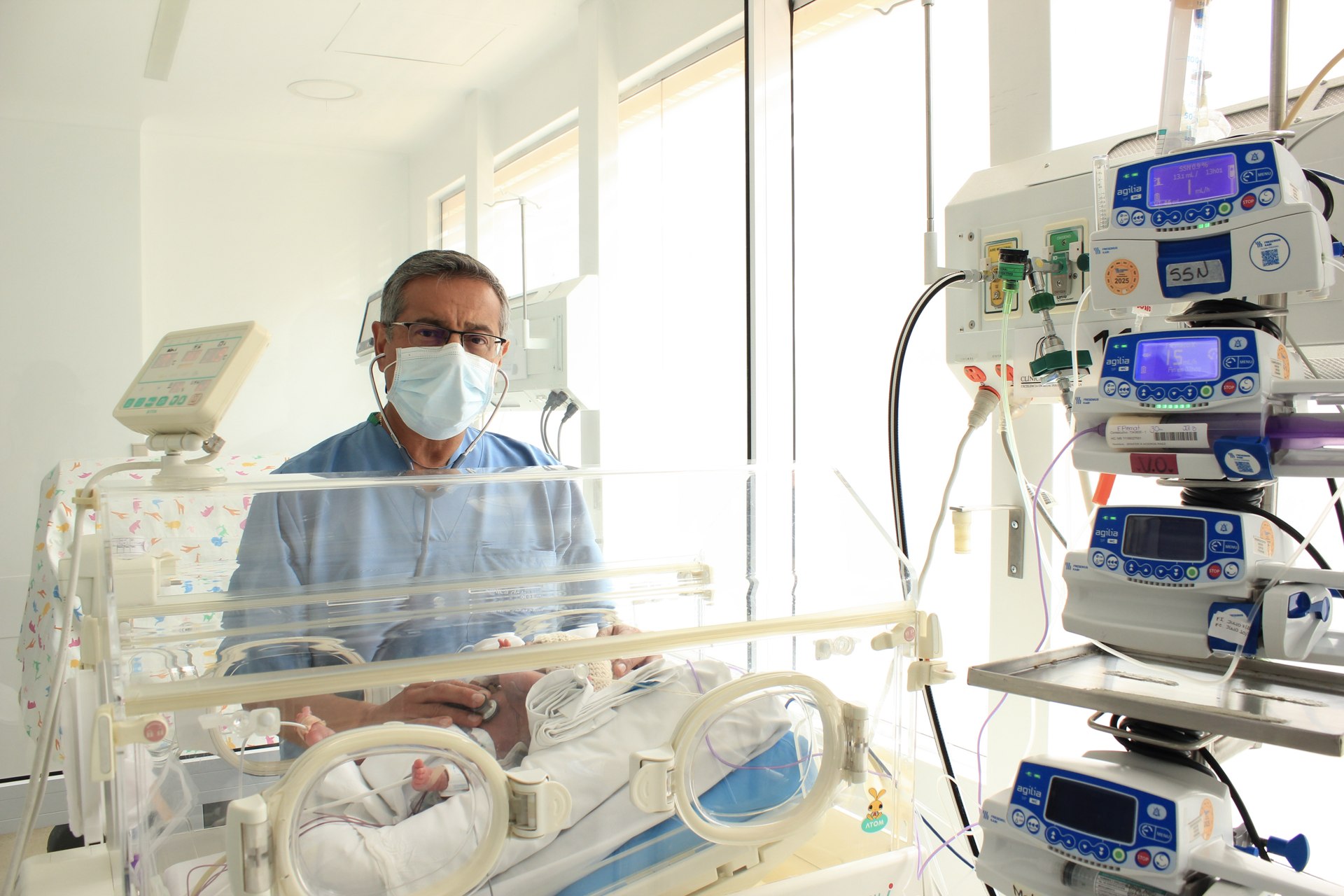 Profesional de salud en la unidad neonatal.