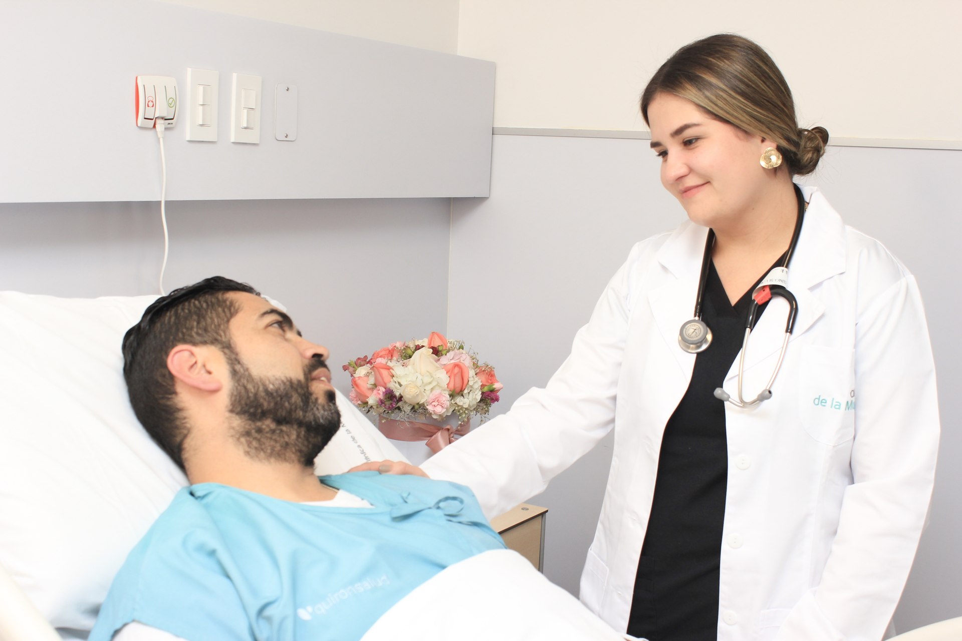 Atención médica de un paciente adulto.